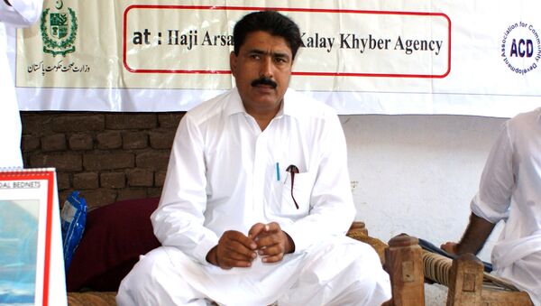 (File) This photograph taken on July 22, 2010, shows Pakistani surgeon Shakeel Afridi, who was working for CIA to help find Osama bin Laden, attending a Malaria control campaign in Khyber tribal district - Sputnik International