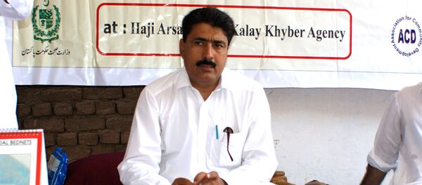 (File) This photograph taken on July 22, 2010, shows Pakistani surgeon Shakeel Afridi, who was working for CIA to help find Osama bin Laden, attending a Malaria control campaign in Khyber tribal district - Sputnik International
