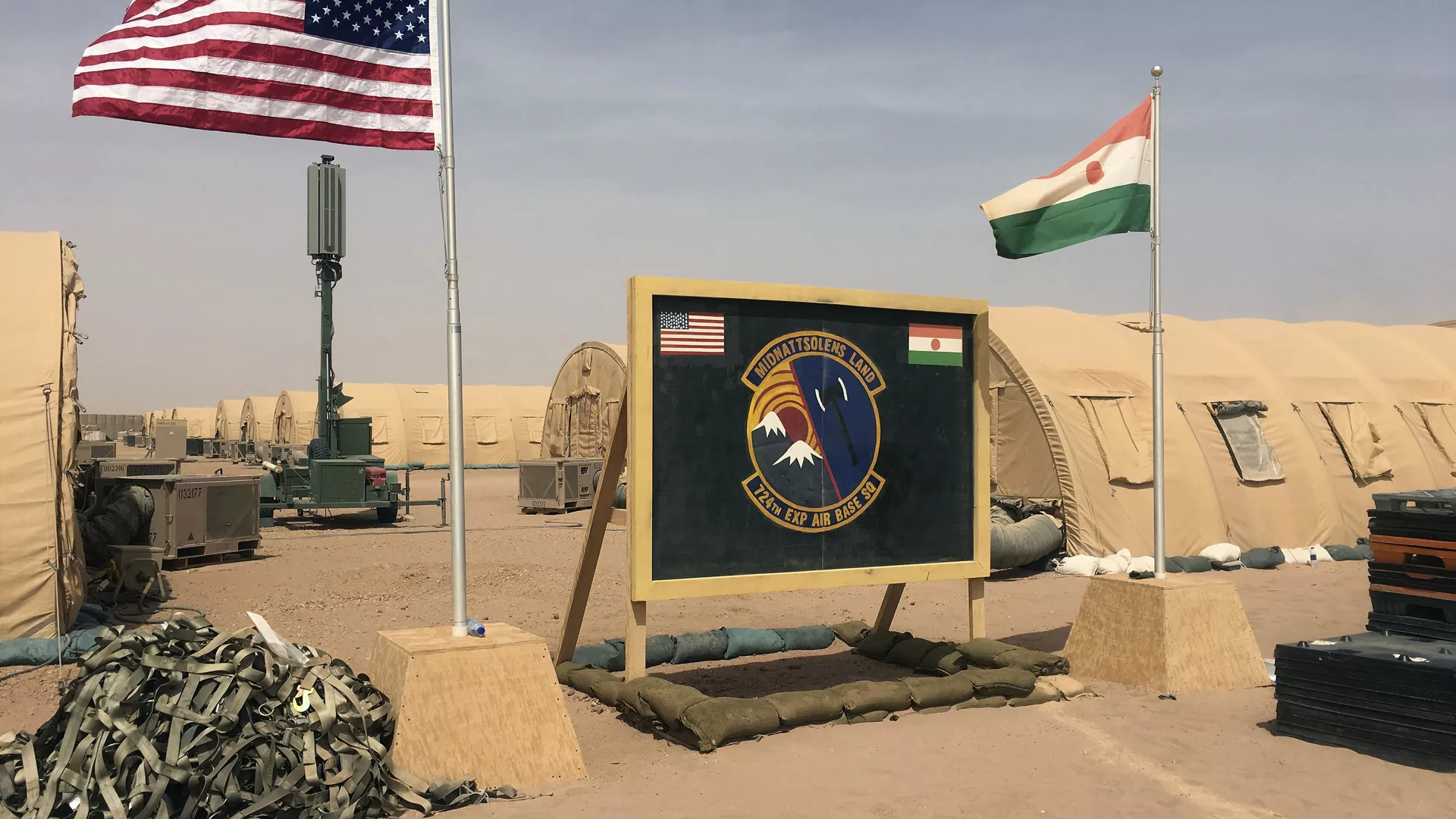 この写真は2018年4月16日月曜日に撮影されたもので、ニジェールのアガデスにあるニジェール空軍基地201の建設を支援する空軍やその他の人員のベースキャンプで、米国とニジェールの国旗が並んで掲げられている。 - スプートニク・インターナショナル、1920年、2024年6月8日