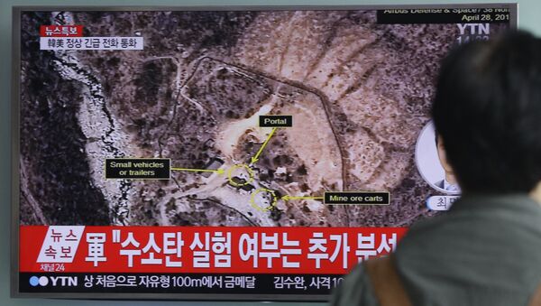 In this Sept. 9, 2016 file photo, a man watches a TV news program reporting North Korea's nuclear test at Seoul Railway Station in Seoul, South Korea - Sputnik International