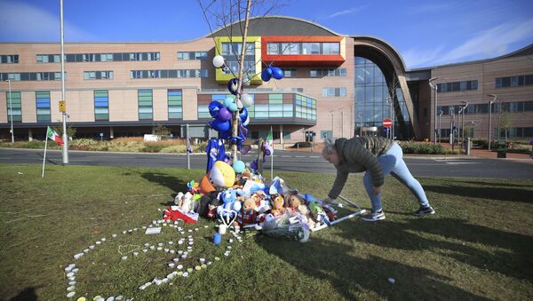 A woman leaves a soft toy outside Alder Hey Children's Hospital in Liverpool, England, following the death of 23-month-old, Alfie Evans, Saturday April 28, 2018 - Sputnik International