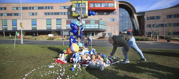 A woman leaves a soft toy outside Alder Hey Children's Hospital in Liverpool, England, following the death of 23-month-old, Alfie Evans, Saturday April 28, 2018 A woman leaves a soft toy outside Alder Hey Children's Hospital in Liverpool, England, following the death of 23-month-old, Alfie Evans, Saturday April 28, 2018 - Sputnik International