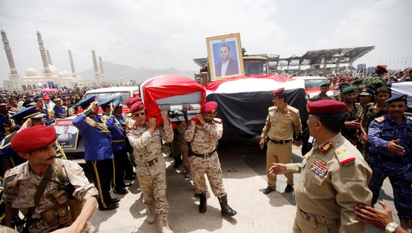 Pro-Houthi army officers carry the coffin of Saleh al-Samad, a senior Houthi official, during a funeral procession held for him and his six body guards, killed by Saudi-led air strikes last week, in Sanaa, Yemen April 28, 2018 - Sputnik International