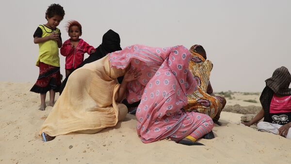 (File) In this photo taken on Thursday, Jan. 28, 2016, Tuareg woman and children gather near to homes that were burnt down, in Timbuktu , Mali - Sputnik International