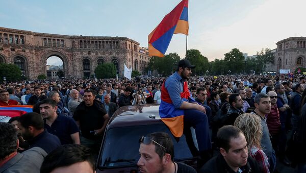 Supporters of Armenian opposition leader Nikol Pashinyan attend a rally against the ruling elite in Yerevan, Armenia April 26, 2018 - Sputnik International