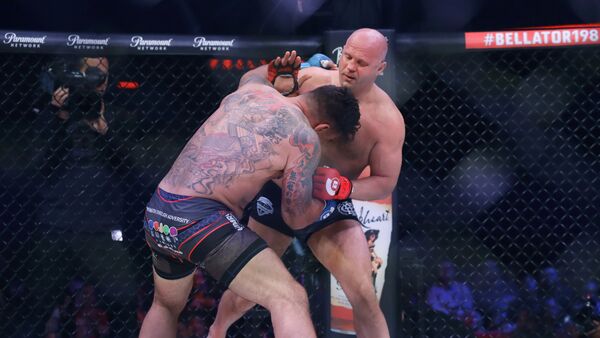 Fedor Emelianenko, right, of Russia, fights Frank Mir in a heavyweight mixed martial arts bout at Bellator 198, Saturday, April 28, 2018, in Rosemont, Ill. - Sputnik International