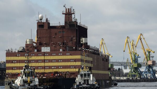 The Akademik Lomonosov floating nuclear power plant is towed from the Baltic Shipyard in St. Petersburg. - Sputnik International