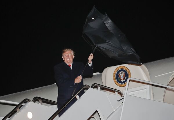 U.S. President Donald Trump's umbrella is turned inside out by a gust of wind while stepping off Air Force One during his arrival at Andrews Air Force Base, Md., Saturday, April 28, 2018 - Sputnik International