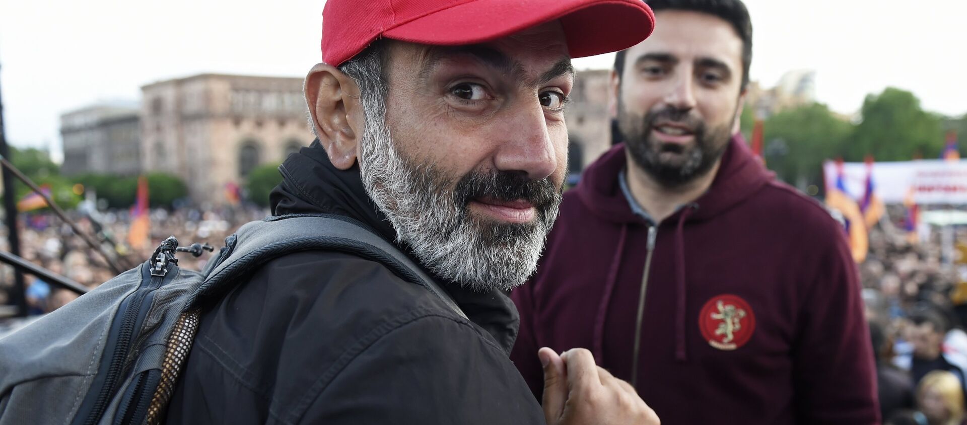Leader of the My Step opposition movement Nikol Pashinyan, left, at a rally on Republic Square in Yerevan - Sputnik International, 1920, 25.12.2020