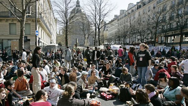 High school students protesting against the government's new youth jobs law, spend the afternoon disrupting traffic outside the Sorbonne University, Paris, France (File) - Sputnik International