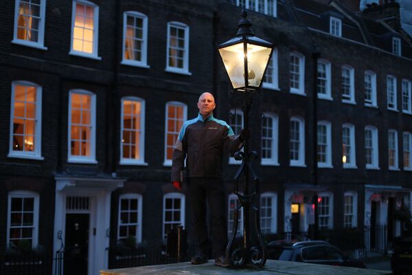 Gas Lamp Lighter Engineer From London - Sputnik International
