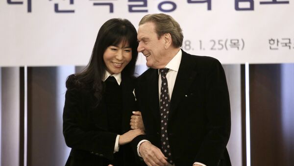 Former German Chancellor Gerhard Schroeder and his South Korean fiancee Kim So-yeon smile during a press conference in Seoul, South Korea, January 25, 2018 - Sputnik International