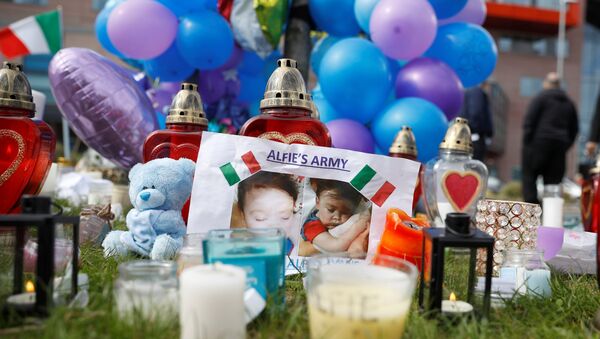 Flowers, candles and childrens' toys left as a memorial to Alfie Evans, the 23-month-old toddler who died a week after his life support was withdrawn, are seen outside Alder Hey Children's Hospital in Liverpool, Britain, April 28, 2018 - Sputnik International