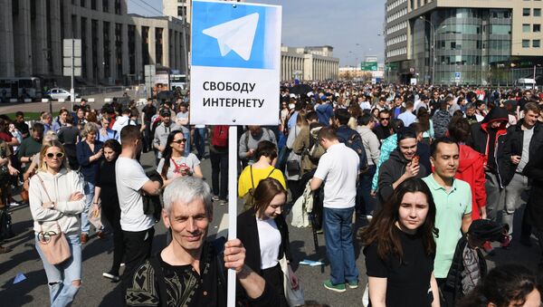 Participants of a rally against the Telegram messenger blocking on Sakharov Avenue in Moscow. - Sputnik International