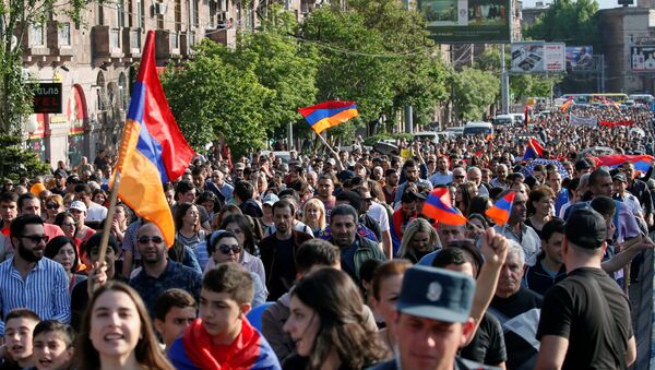 Armenian opposition supporters hold a rally in Yerevan, Armenia, April 30, 2018 - Sputnik International