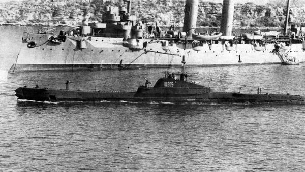 A Shchuka-class sub cruises alongside the Komintern cruiser - Sputnik International