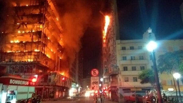 An enormous blaze has felled a building in Sao Paulo - Sputnik International