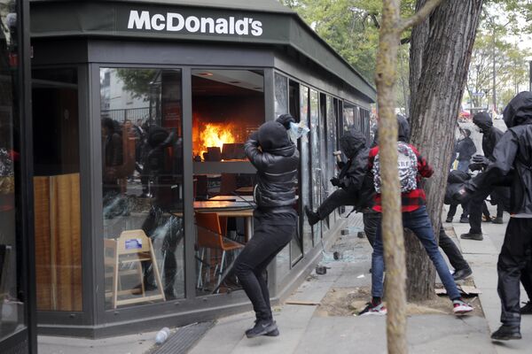 Activists smash windows of a McDonald's restaurant after it was hit with petrol bombs during the traditional May Day rally in the center of Paris, France, Tuesday, May 1, 2018 Activists smash windows of a McDonald's restaurant after it was hit with petrol bombs during the traditional May Day rally in the center of Paris, France, Tuesday, May 1, 2018 - Sputnik International