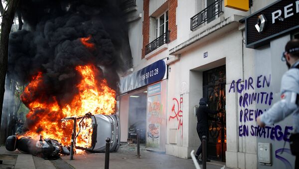 A car burns outside a Renault automobile garage during clashes during the May Day labour union march in Paris, France, May 1, 2018 - Sputnik International