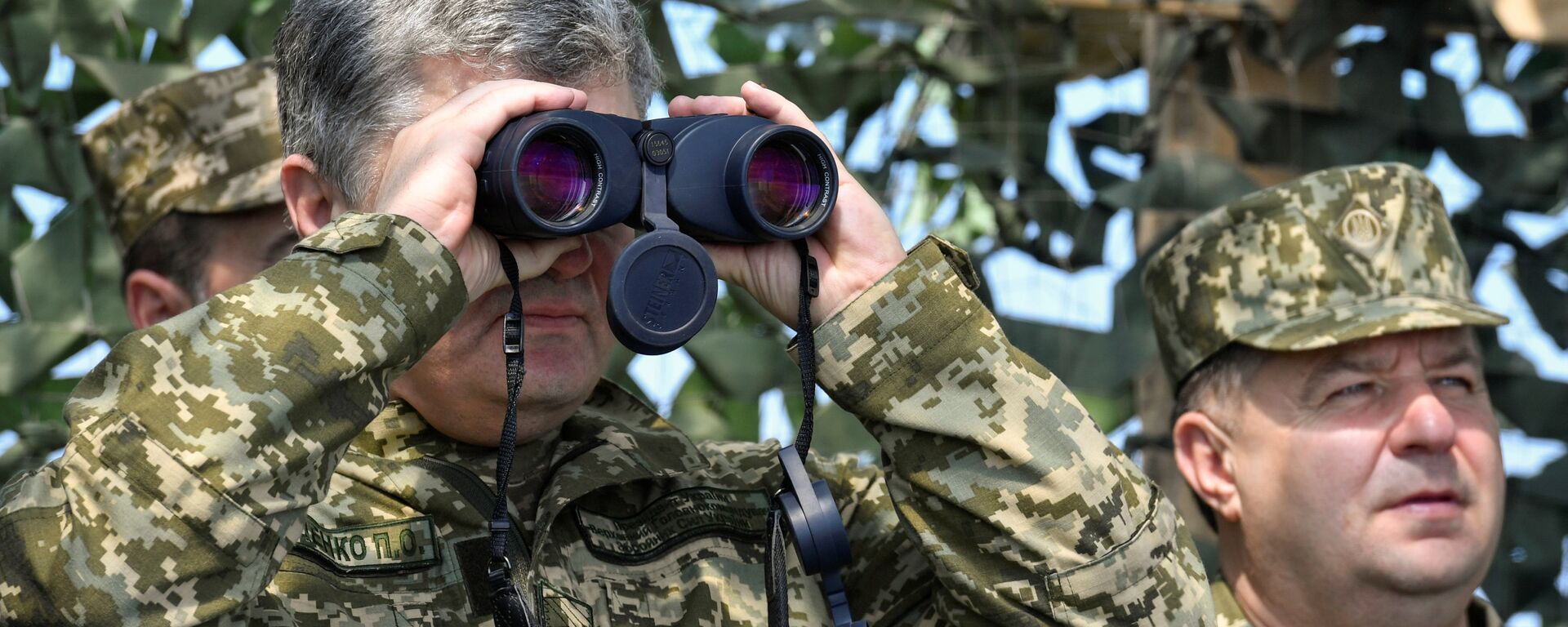 Ukrainian President Petro Poroshenko uses a pair of binoculars while watching the final testing of the Vilkha missile complex in Kherson Region, Ukraine April 25, 2018 - Sputnik International, 1920, 01.05.2018