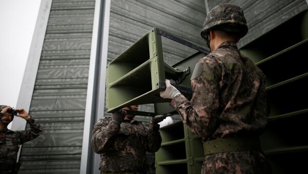 South Korean soldiers dismantle loudspeakers that were set up for propaganda broadcasts near the demilitarized zone separating the two Koreas in Paju, South Korea, May 1, 2018. - Sputnik International