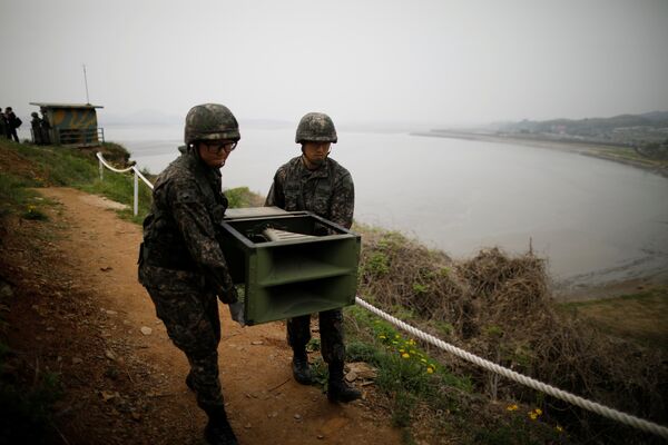South Korean soldiers move loudspeakers that were set up for propaganda broadcasts near the demilitarized zone separating the two Koreas in Paju, South Korea, May 1, 2018. - Sputnik International