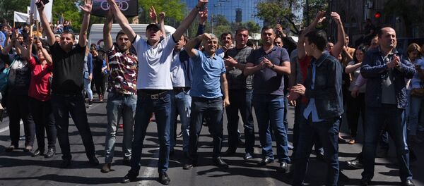 Protesters block access to Zvartnots Airport - Sputnik International