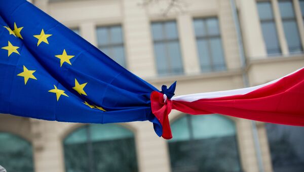 Knotted EU, left,  and Polish flags (File) - Sputnik International