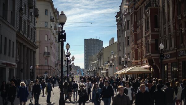 Pedestrians on Moscow's Arbat Street - Sputnik International