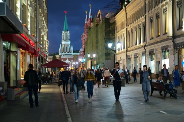 Nikolskaya Street is a pedestrian street in the center of Moscow. It connects Red Square and Lubyanka Square. It is famous for sparkling decorations, historic buildings, expensive shops and great restaurants. - Sputnik International