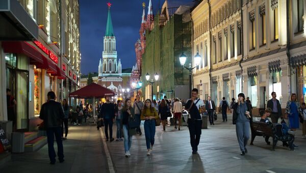 People on Moscow's oldest street, Nikolskaya - Sputnik International