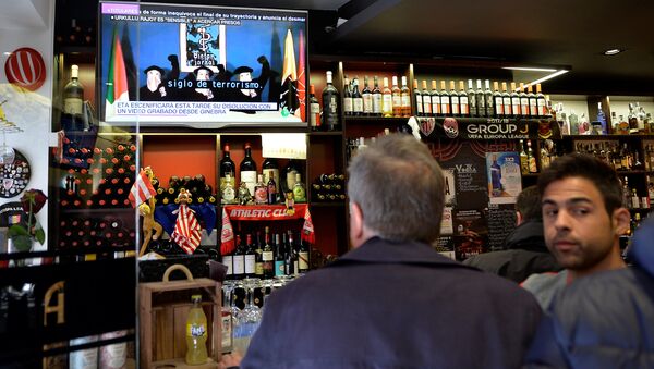 People drink in a bar while the television displays a video of Basque armed separatists ETA announcing their dissolution in Bilbao, Spain May 3, 2018 - Sputnik International