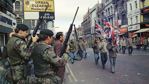 Under the watchful eyes of armed British troops, members of the Ulster Defence Association parade through Belfast, Northern Ireland in August 1972 - Sputnik International