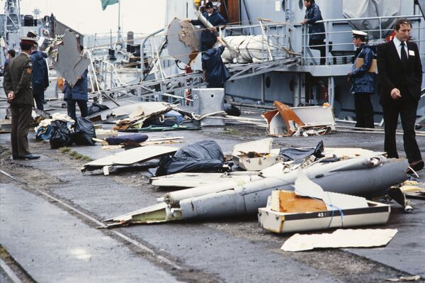 Irish sailors unload on June 29, 1985 at a navy base in Cork, debris from the Air India Flight 182 that crashed off the coast of Ireland on June 23. The Boeing 747 was blown up by a bomb at an altitude of 31,000 feet (9400 metres), killing 329 people Irish sailors unload on June 29, 1985 at a navy base in Cork, debris from the Air India Flight 182 that crashed off the coast of Ireland on June 23. The Boeing 747 was blown up by a bomb at an altitude of 31,000 feet (9400 metres), killing 329 people - Sputnik International