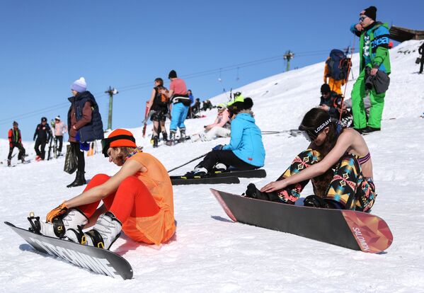 Stripping Down in the Arctic: 2018 'Khibiny-Bikini' Festival Stripping Down in the Arctic: 2018 'Khibiny-Bikini' Festival - Sputnik International