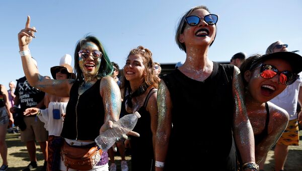 Concertgoers dance during a performance by Nile Rodgers at the Coachella Valley Music and Arts Festival in Indio, California, U.S., April 14, 2018 - Sputnik International