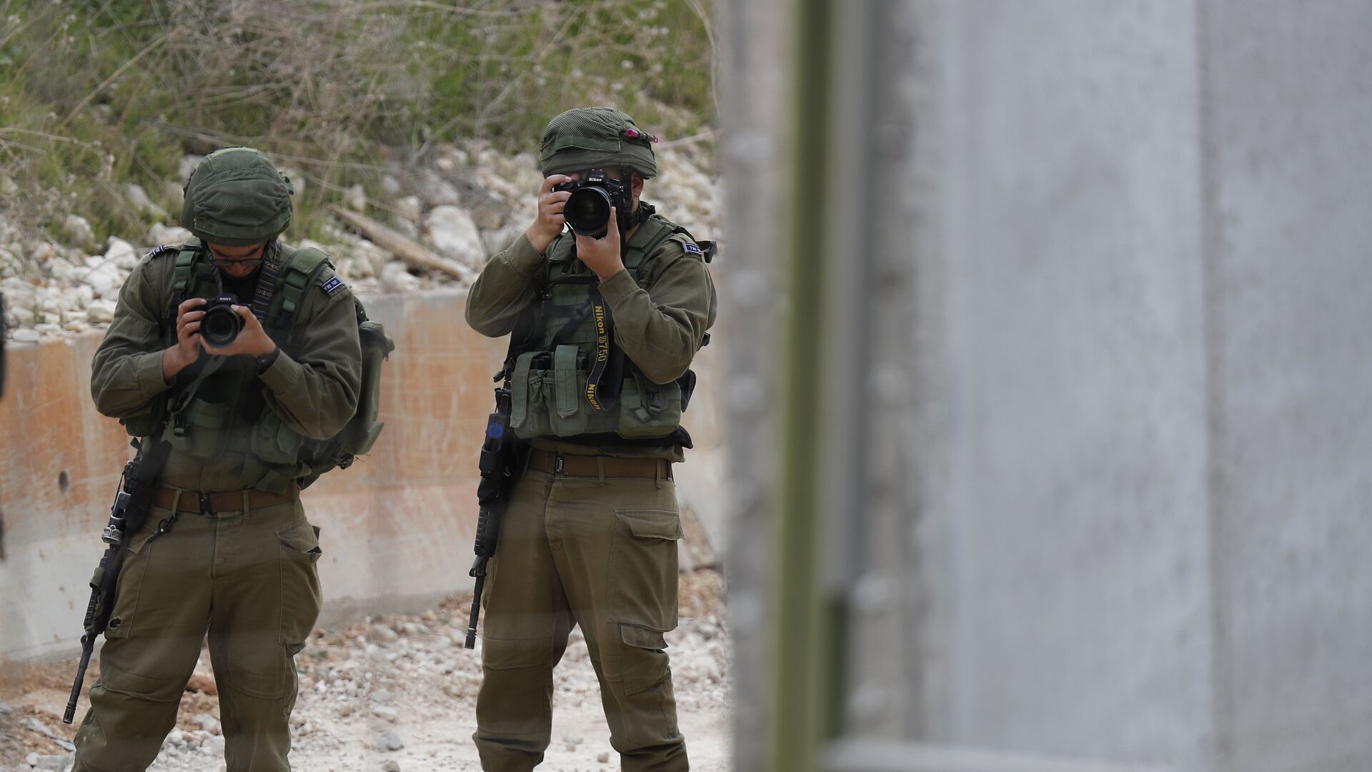 Israeli soldiers take pictures of construction work on a wall along the Israeli border, in the costal town of Naqoura, south Lebanon, Thursday, Feb. 8, 2018 - Sputnik International, 1920, 21.06.2022