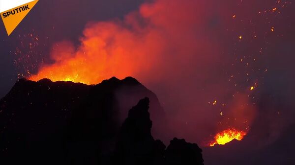 France: Volcano Piton de la Fournaise on Reunion Island Erupts - Sputnik International