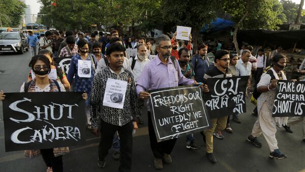 Journalists walk holding placards during a silent protest condemning recent violence on media persons in West Bengal state, in Kolkata, India, Wednesday, April 11, 2018 - Sputnik International