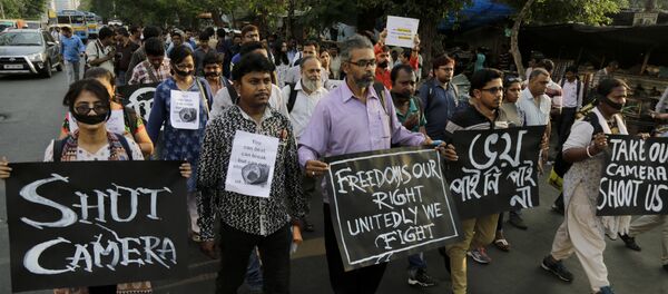 Journalists walk holding placards during a silent protest condemning recent violence on media persons in West Bengal state, in Kolkata, India, Wednesday, April 11, 2018 - Sputnik International