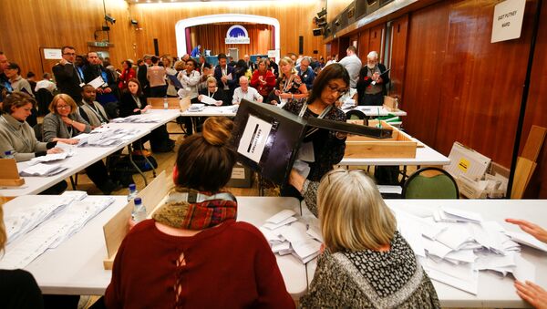 Volunteers count ballot papers at Wandsworth Town Hall after local government elections in London, Britain, May 3, 2018 - Sputnik International