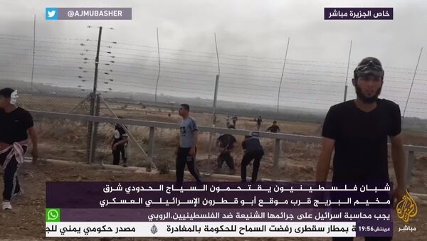 شباب فلسطيني يقتحم السياج الحدودي شرق مخيم البريج قرب موقع قطرون الإسرائيلي العسكري - Sputnik International