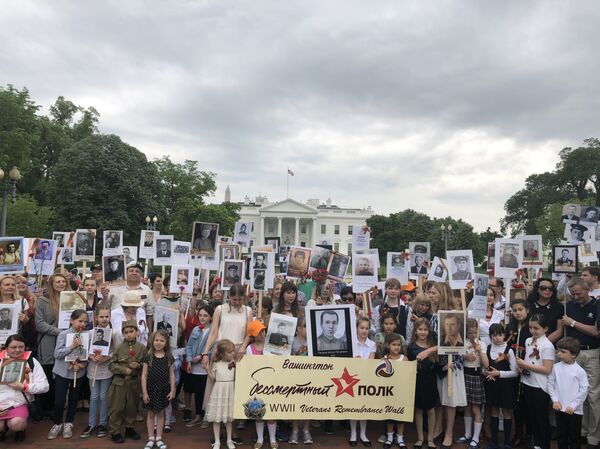 About 700 people walked from the White House to the WWII memorial during the Immortal Regiment March in Washington - Sputnik International