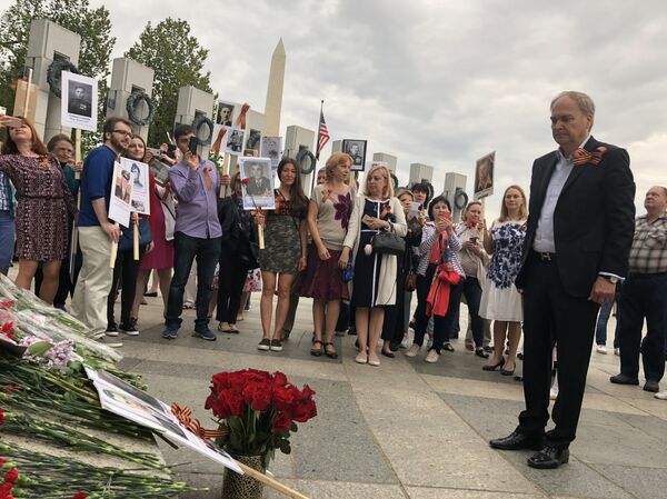 Russian Ambassador to the United States Anatoly Antonov also participated in the march. - Sputnik International