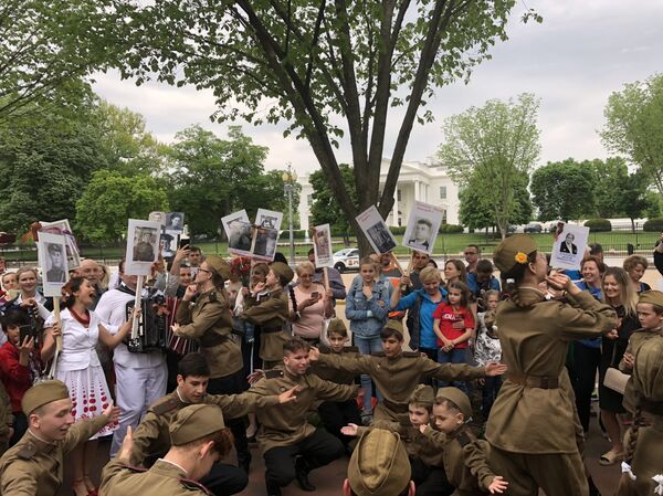 Several hundred participants of the event have gathered at the White House and were sharing their personal and family stories about the World War II. - Sputnik International