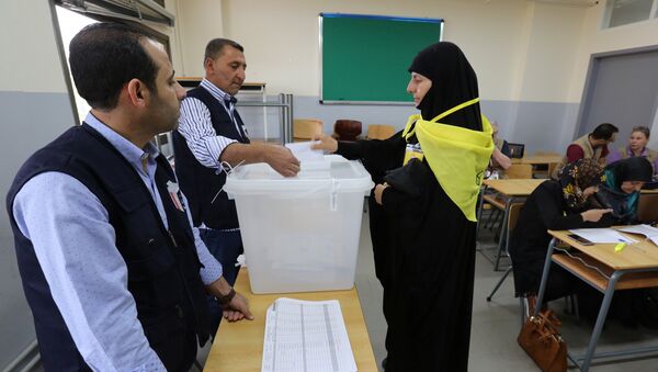 A woman supporter of Hezbollah casts her vote at a polling station during the parliamentary election in Tibnin, South Lebanon, May 6, 2018 - Sputnik International