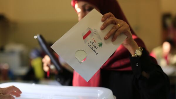 A Lebanese woman casts a ballot at a polling station during the Lebanon's parliamentary elections in a southern suburb of Beirut, Lebanon, May 6, 2018 - Sputnik International