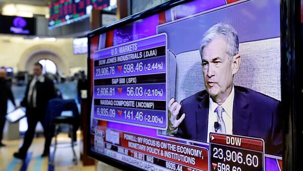 Federal Reserve Chairman Jerome Powell's speech at The Economic Club of Chicago, appears on a screen on the floor of the New York Stock Exchange, Friday, 6 April 2018 - Sputnik International