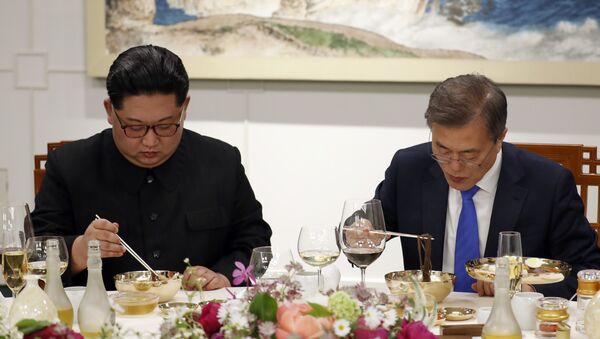North Korean leader Kim Jong Un, left, and South Korean President Moon Jae-in, right, eat Pyongyang Naengmyeon or cold buckwheat noodles during a banquet - Sputnik International