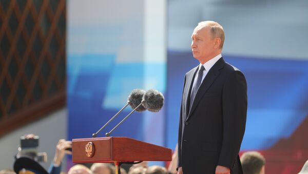 Russian President Vladimir Putin reviews the Presidential Regiment during a parade on the Kremlin's Cathedral Square - Sputnik International
